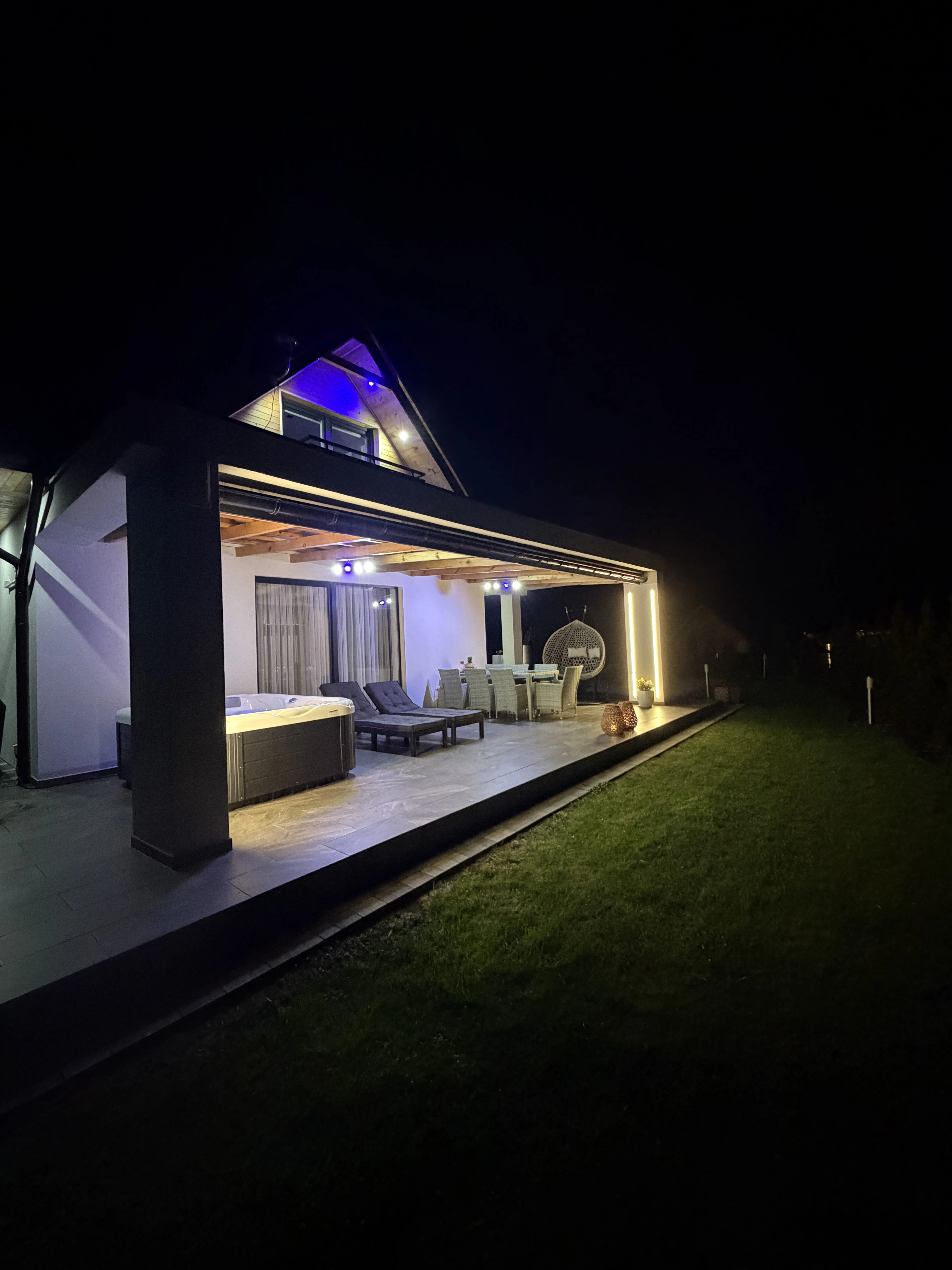 Domek nad Doliną Dunajca nocą